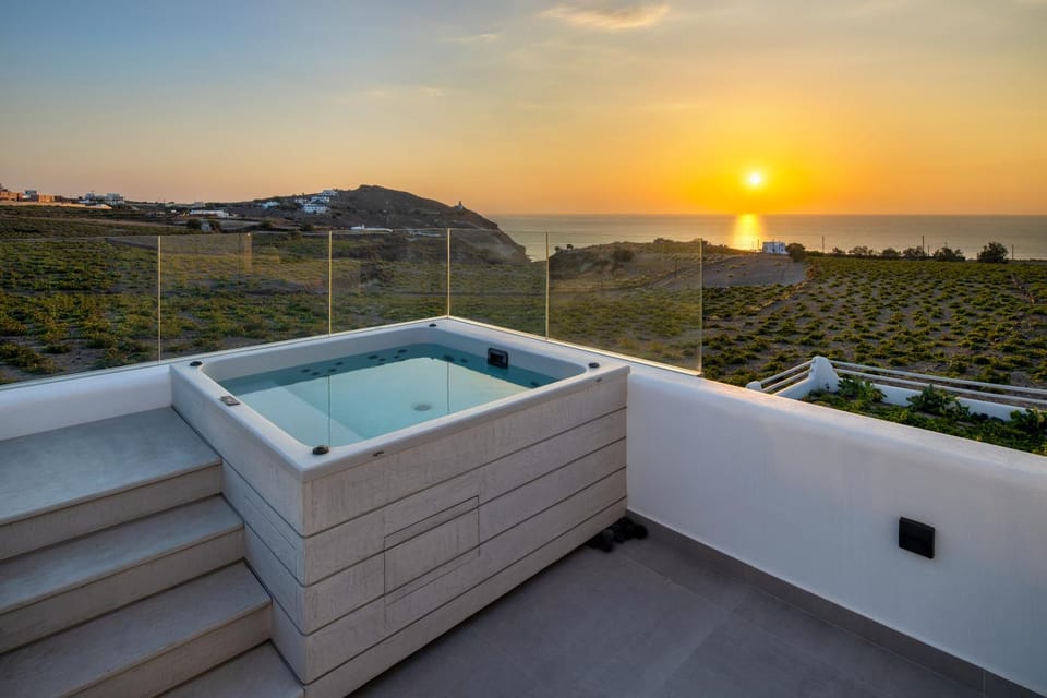 Day, Natural landscape, Hot Tub, Garden view, Mountain view, Sea view, Sunset
