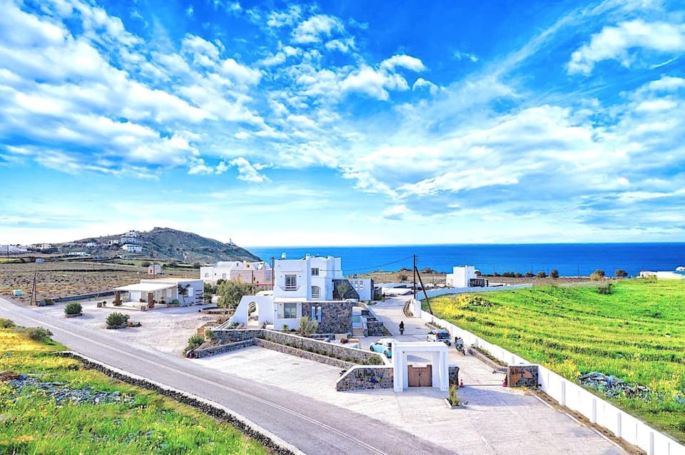 Property building, Day, Natural landscape, Mountain view, Sea view, Time of day
