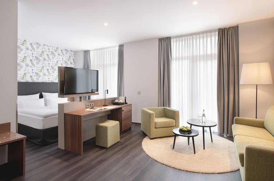 Bed, TV and multimedia, Living room, Photo of the whole room, Seating area, Bedroom, hair dresser