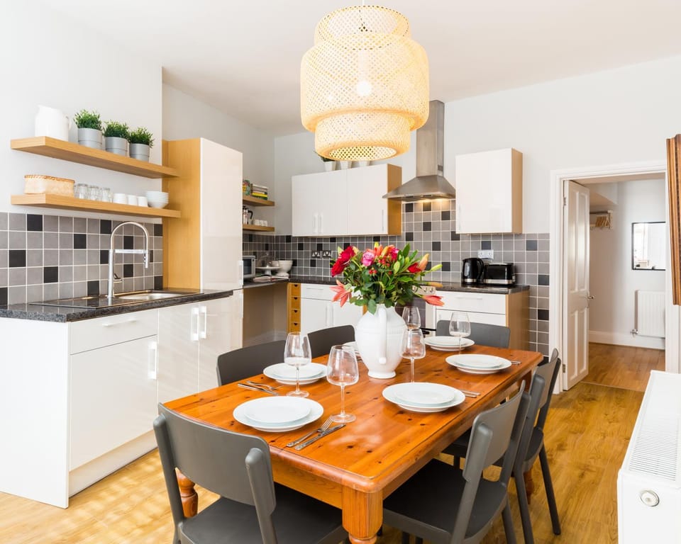Kitchen or kitchenette, Dining area, dishwasher, minibar, pet friendly, stove