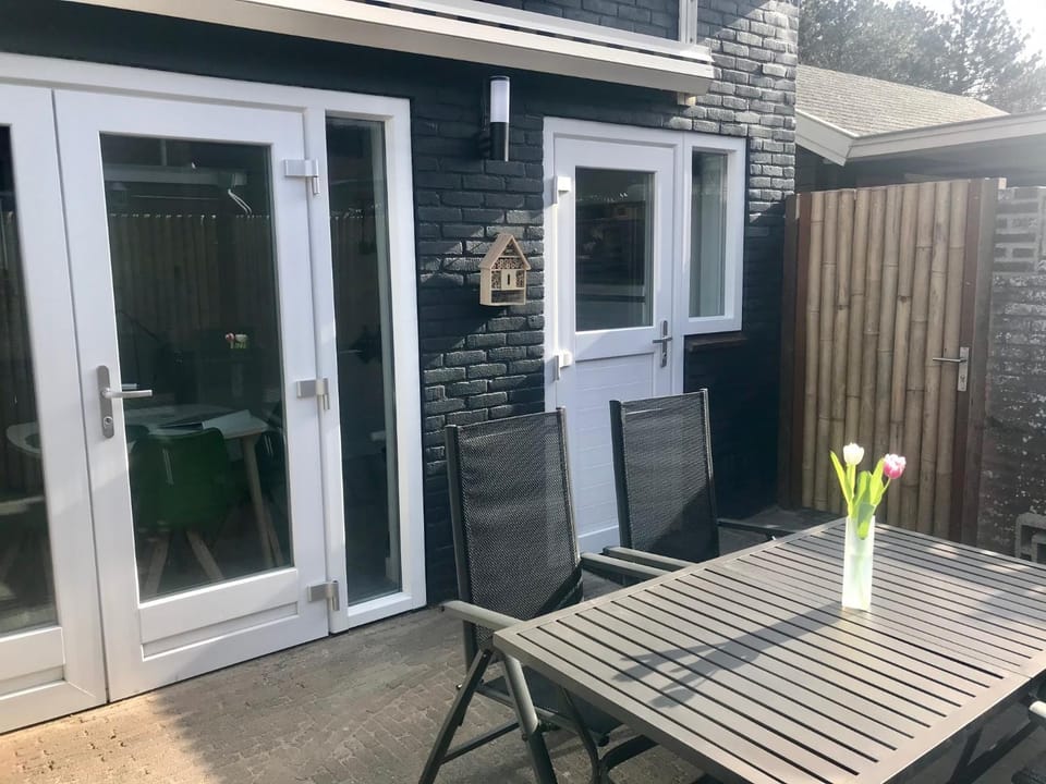Facade/entrance, Spring, Garden