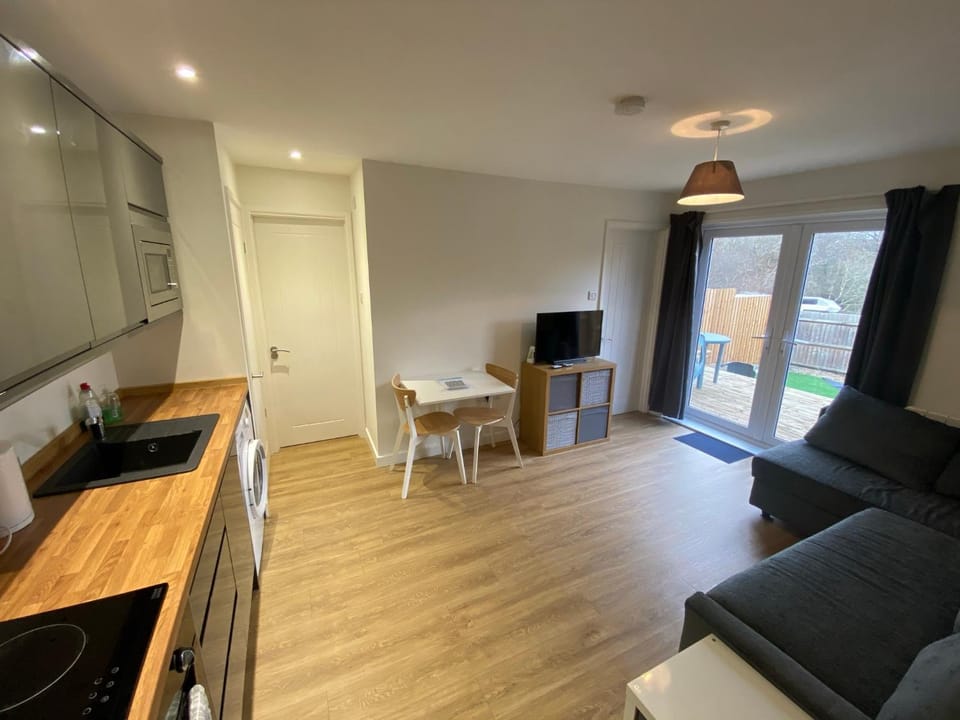 Communal lounge/ TV room, TV and multimedia, Kitchen or kitchenette, Living room, Seating area, Dining area, minibar, pet friendly, stove