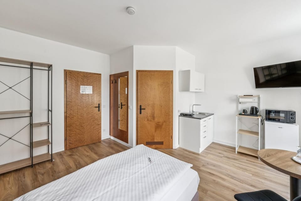 Bed, TV and multimedia, Kitchen or kitchenette, Photo of the whole room, Bedroom, stove