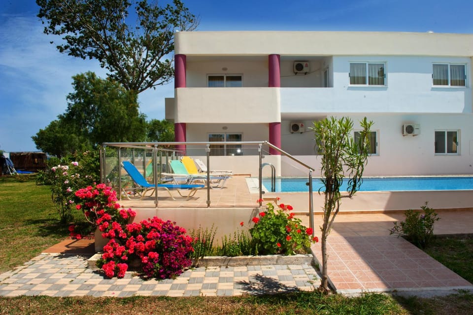 Property building, Day, Swimming pool
