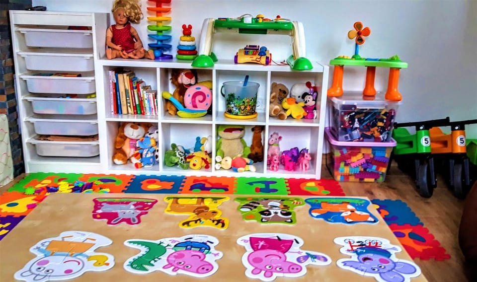 Kids's club, young children