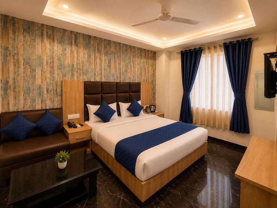 Bed, TV and multimedia, Photo of the whole room, Bedroom