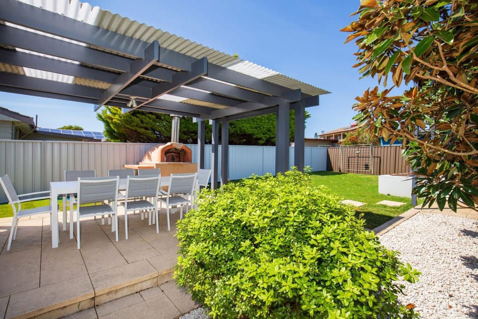 Yelo at Culburra I Pet Friendly I 1 Min Walk to Beach House in Culburra Beach