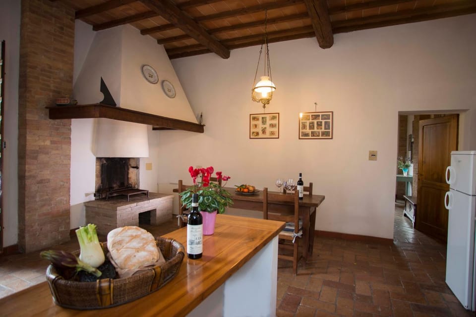 Kitchen or kitchenette, Living room, Food and drinks, Seating area, Dining area, Food