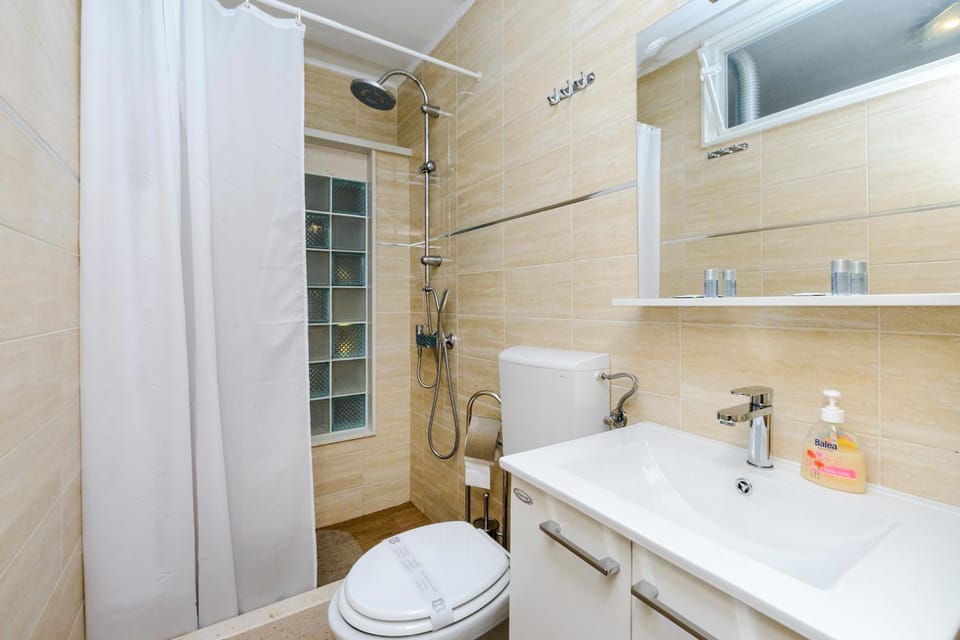 Shower, Toilet, Bathroom, towels