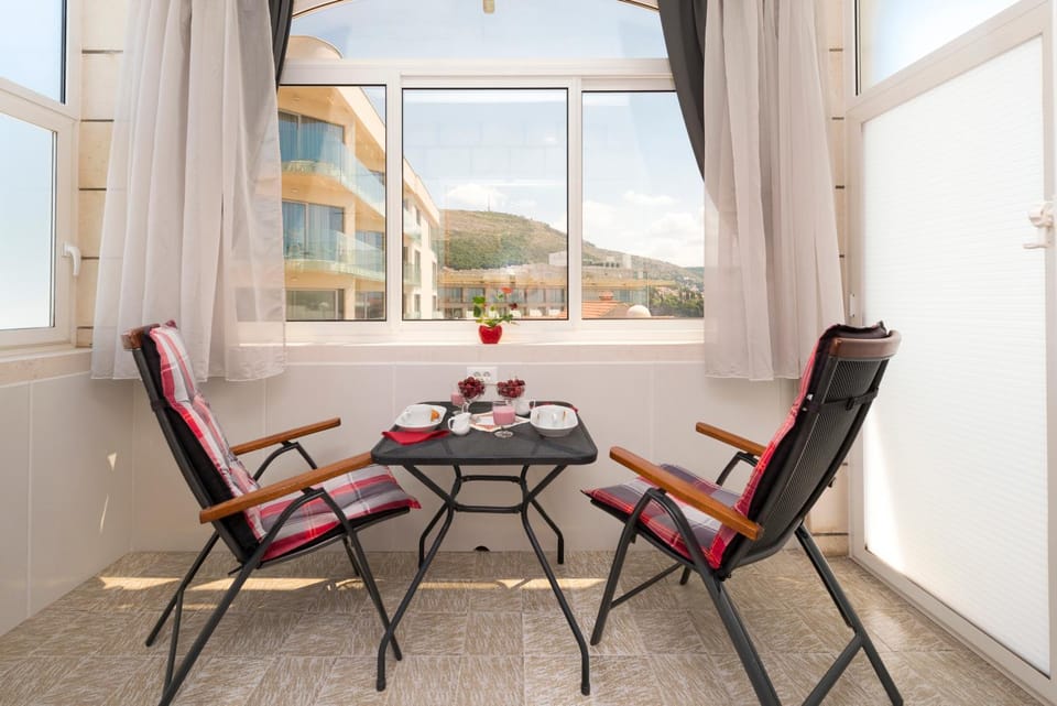 Day, View (from property/room), Balcony/Terrace, Seating area, Dining area