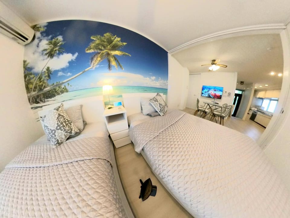 Bed, TV and multimedia, Photo of the whole room, Bedroom