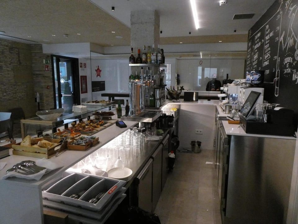 Restaurant/places to eat, Food and drinks, Food