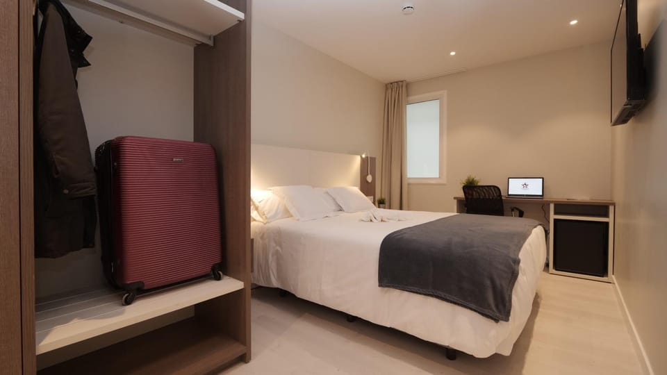 Photo of the whole room, Bedroom, Inner courtyard view