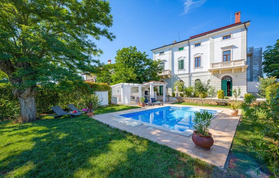 Property building, Garden, Swimming pool