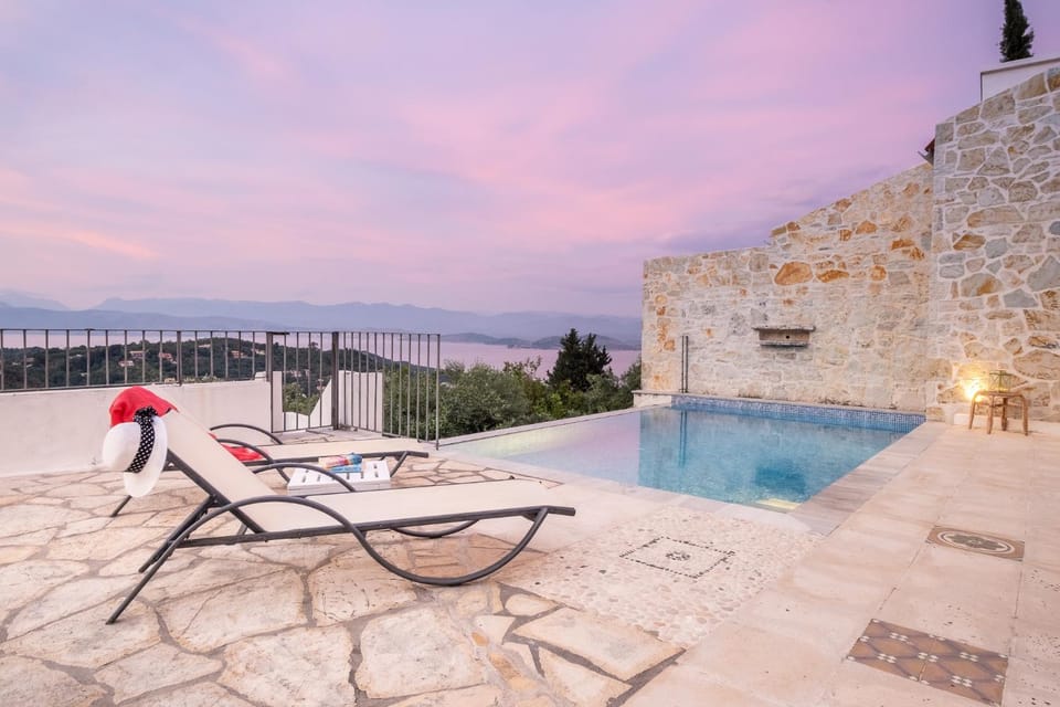 Natural landscape, Balcony/Terrace, Mountain view, Pool view, Swimming pool, sunbed