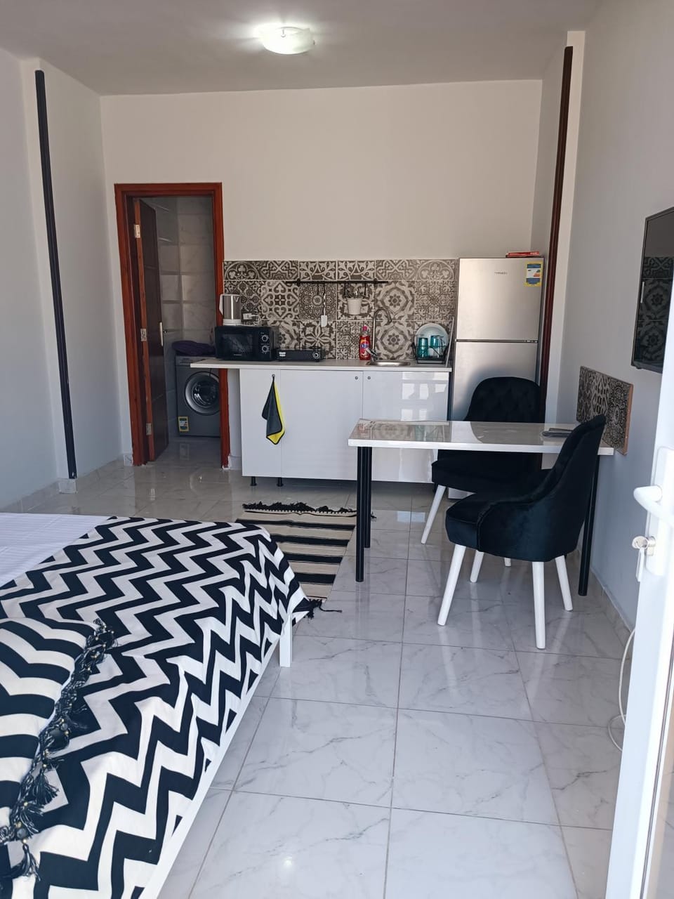 Kitchen or kitchenette, Dining area, minibar, stove