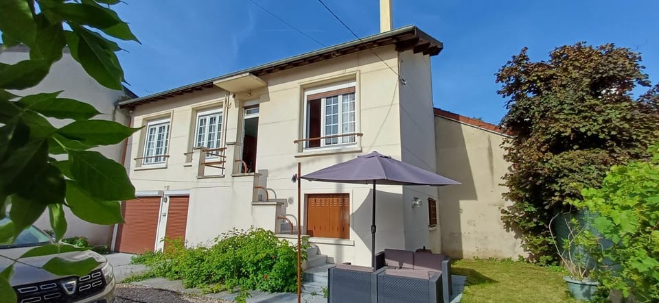 Property building, Garden, Parking