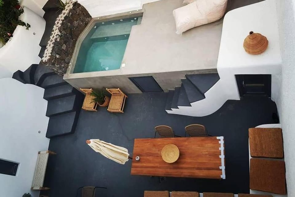 Santorini Folia Cave house with jacuzzi Villa in Santorini