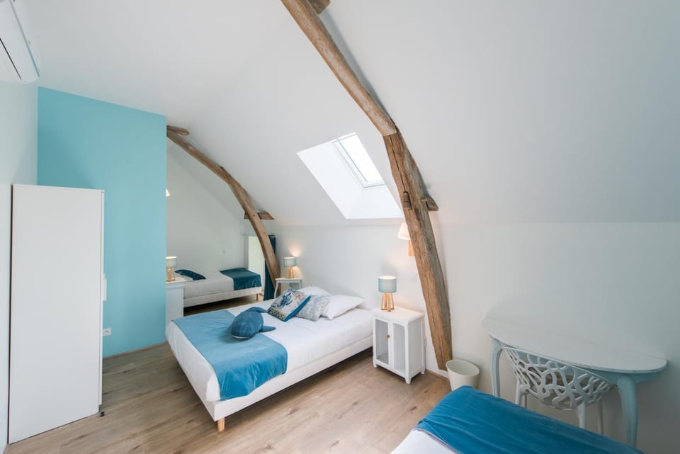 Photo of the whole room, Bedroom