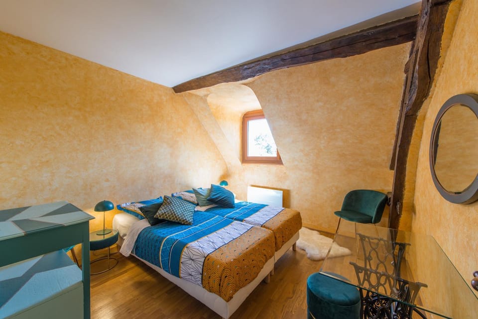 Photo of the whole room, Bedroom