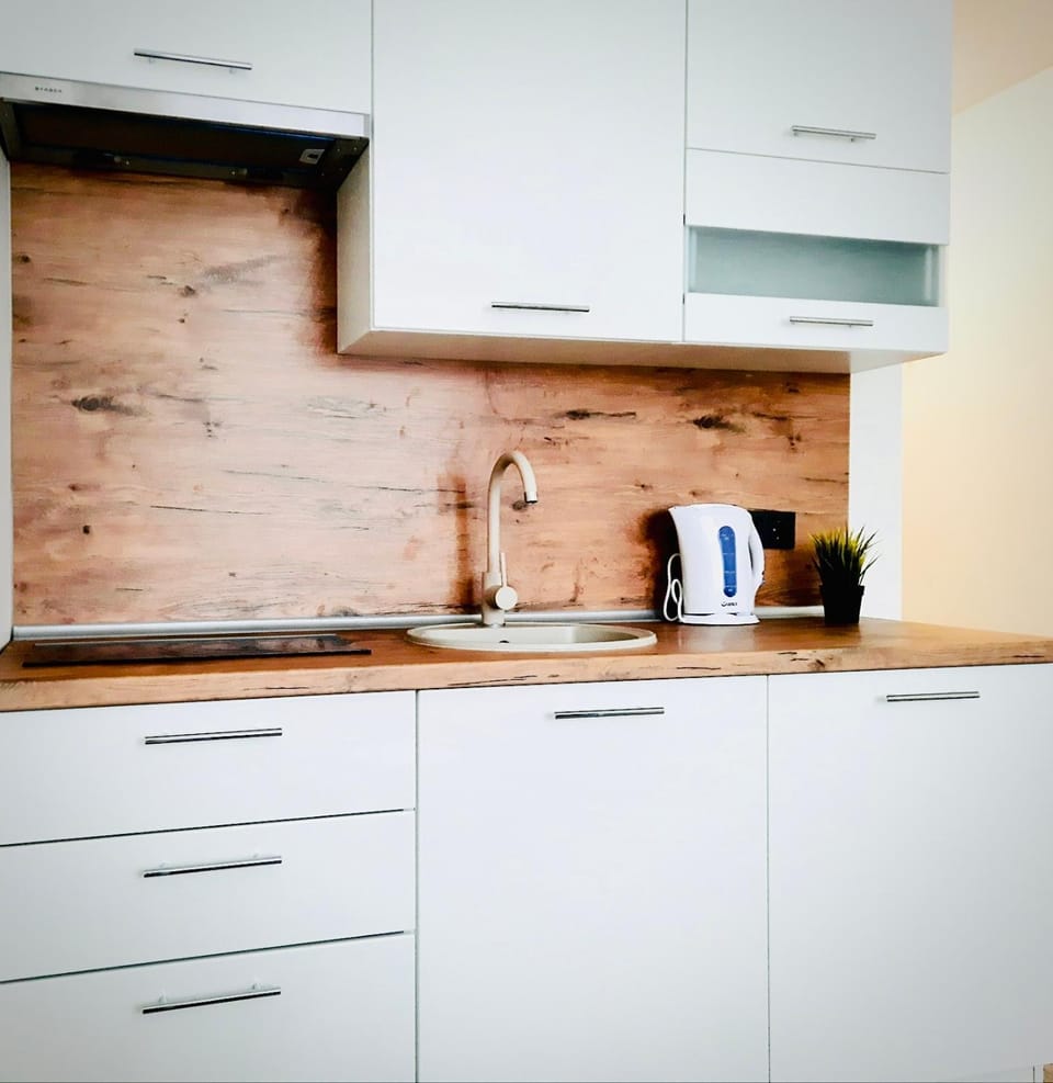 Coffee/tea facilities, Kitchen or kitchenette, stove