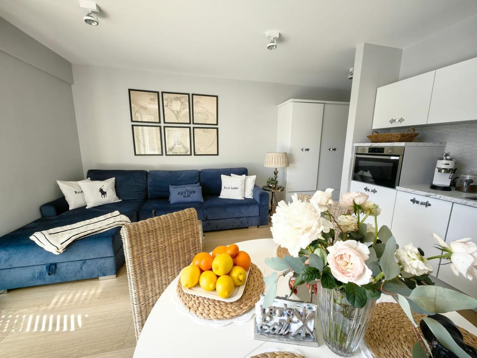 Coffee/tea facilities, Kitchen or kitchenette, Living room, Seating area, Food, stove