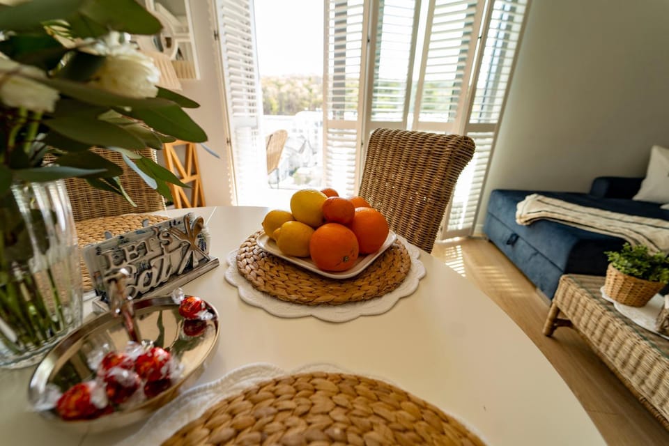 Living room, Food and drinks, Dining area, Food