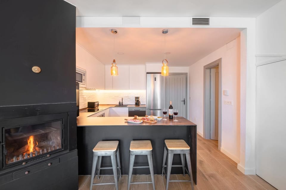 Beautifully Renovated 4 Bedroom Apt + Kid's Room Chalet in Sierra Nevada