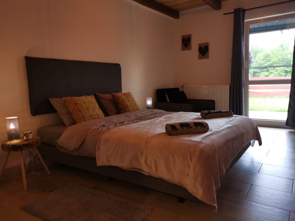 Photo of the whole room, Garden view