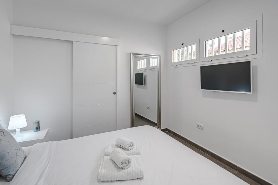 Bed, TV and multimedia, Bedroom