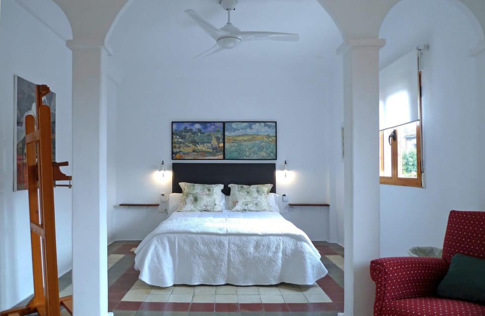 Bed, Photo of the whole room, Bedroom, Street view