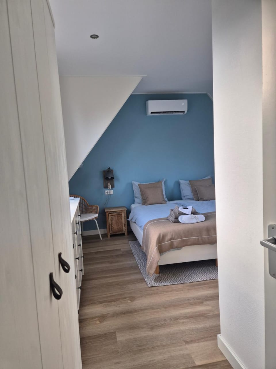 Bed, Bedroom, towels, air conditioner