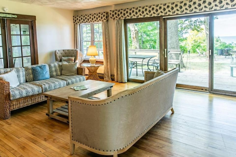 Casual Lake Living House in Chikaming Township