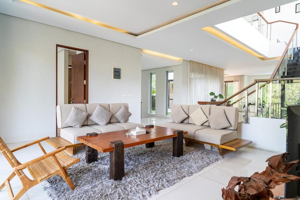 Oyama City View Villa 4 Bedrooms With a Private Heated Swimming Pool and a Billiard Table Villa in Bandung