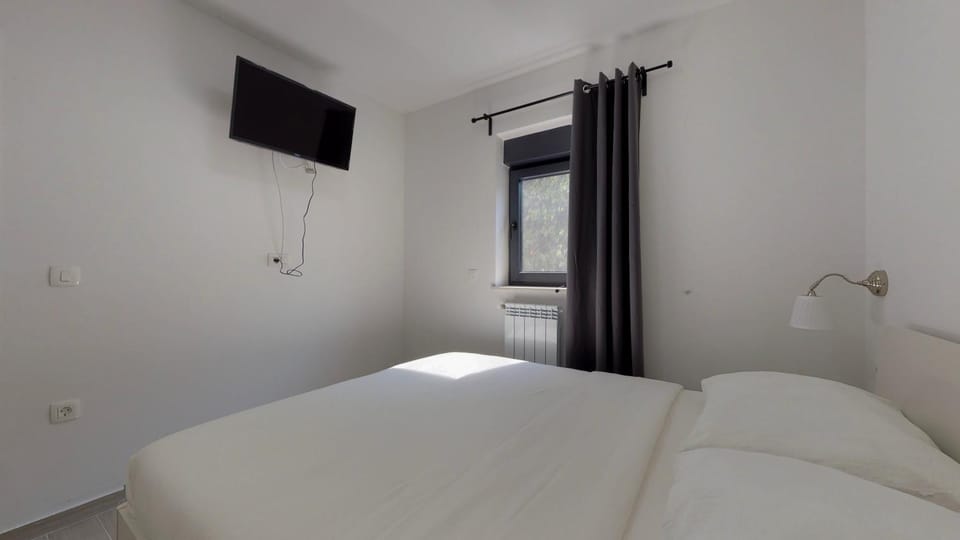 Bed, TV and multimedia, Photo of the whole room, Bedroom
