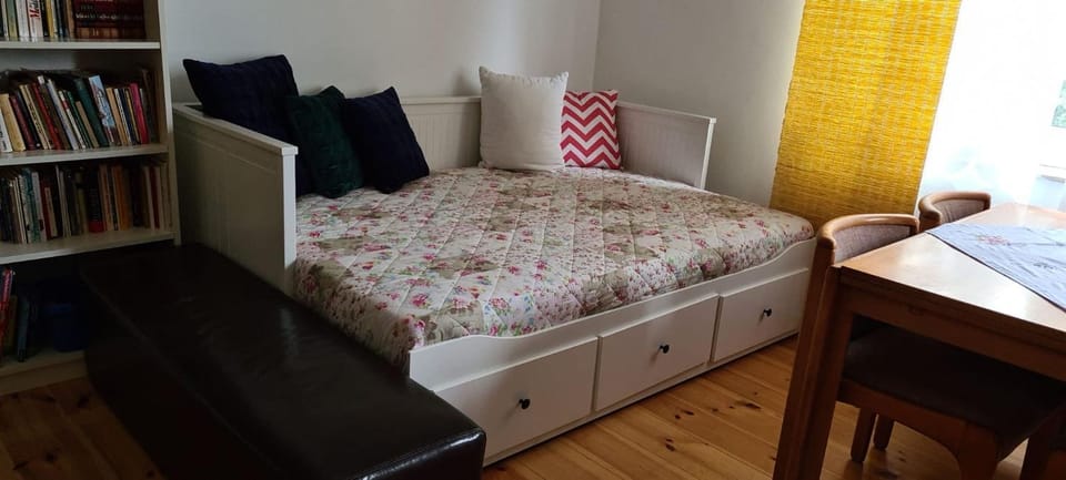 Nana-EG-80m2 sanierter Altbau-Parkplatz-kleiner Garten-WLAN-NETFLIX-2Zimmer-Küche-Dusche-Wanne-Waschmaschine Apartment in Oberhausen