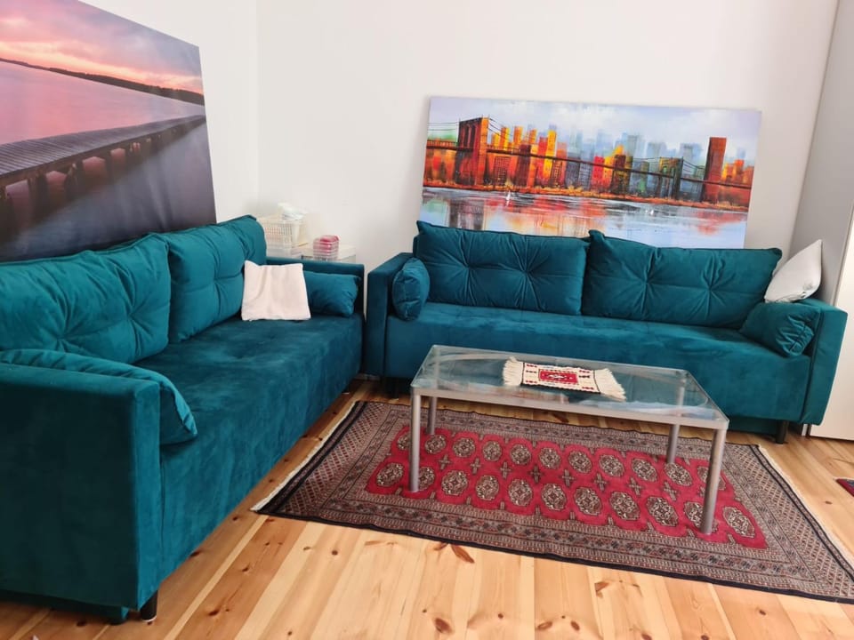 Nana-EG-80m2 sanierter Altbau-Parkplatz-kleiner Garten-WLAN-NETFLIX-2Zimmer-Küche-Dusche-Wanne-Waschmaschine Apartment in Oberhausen