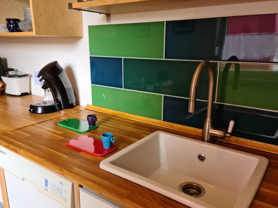 FeWo Garten - eigener Eingang- WLAN-Parkplatz,Netflix, Terrasse,Doppelbett und Schlafcouch Apartment in Oberhausen