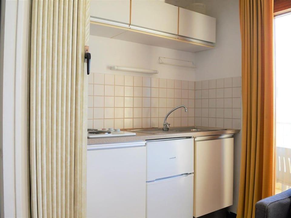 Studio sur plage Cavalière avec terrasse, 1er étage, 2 couchages - FR-1-251-80 Apartment in Le Lavandou
