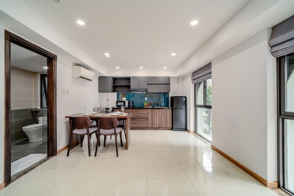 Kitchen or kitchenette, Seating area, Dining area