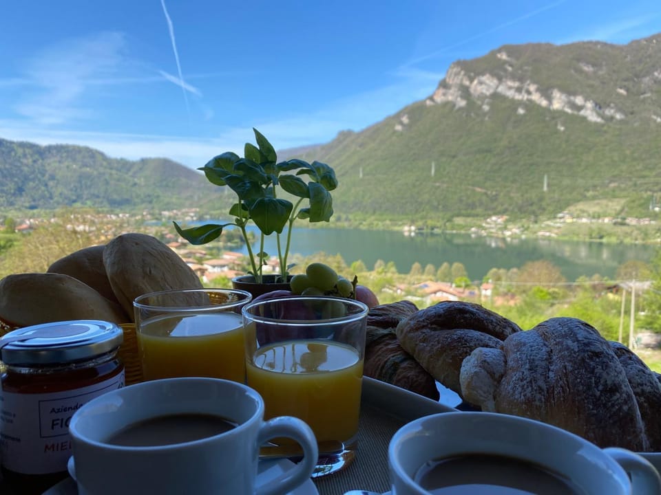 Casa Carla, bis 4 Personen, Garten, Balkon mit Blick auf den See und die Berge Apartment in Idro