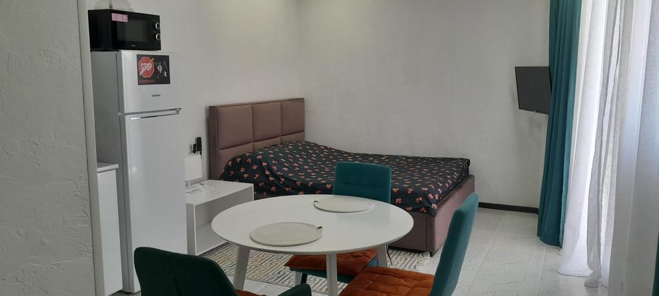 Kitchen or kitchenette, Living room, Seating area, Dining area