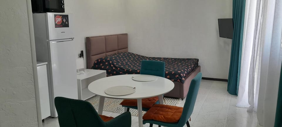 Kitchen or kitchenette, Living room, Seating area, Dining area