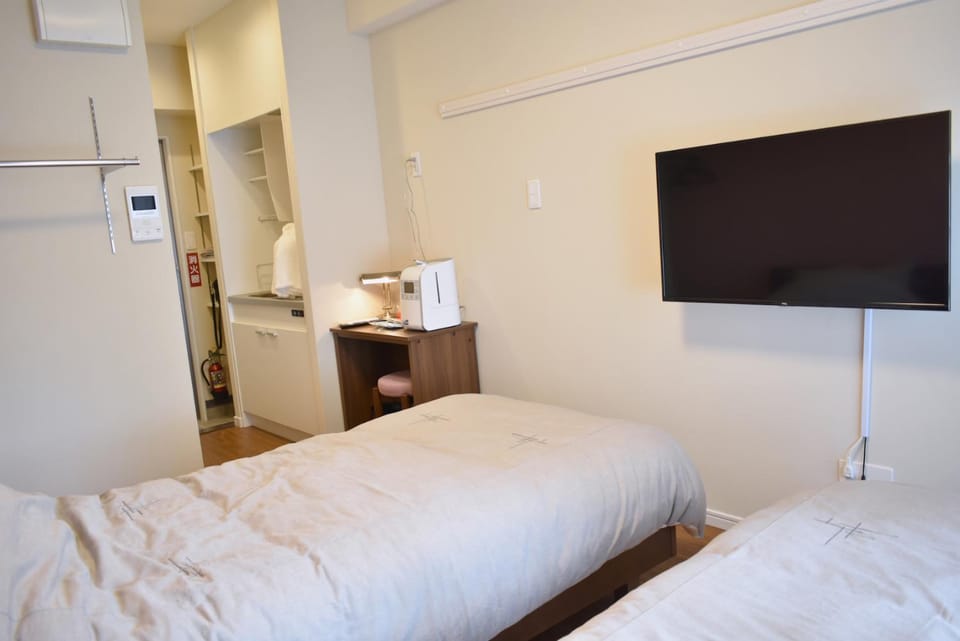 Bed, TV and multimedia, Photo of the whole room, Bedroom