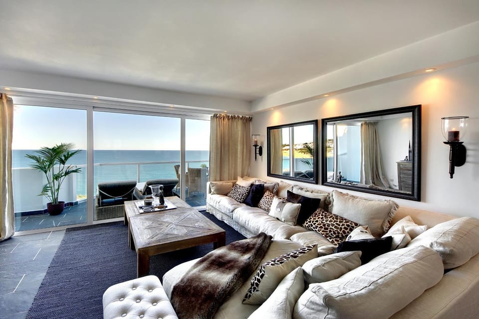 Natural landscape, TV and multimedia, Living room, Seating area, Sea view