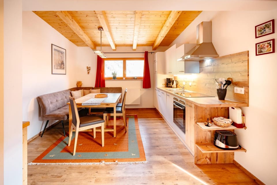 Living room, Seating area, Dining area, kitchen