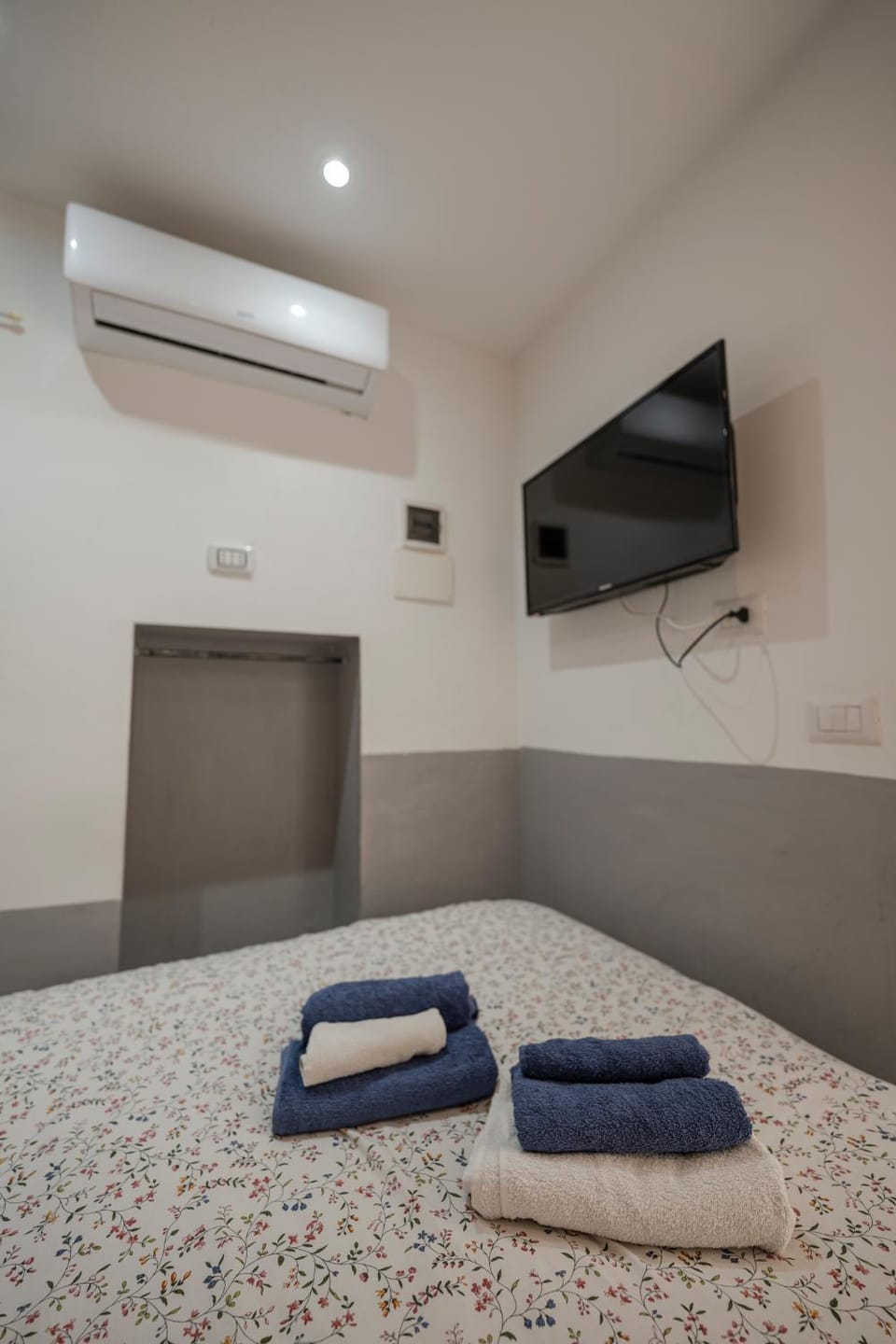 TV and multimedia, Photo of the whole room, Bedroom, air conditioner