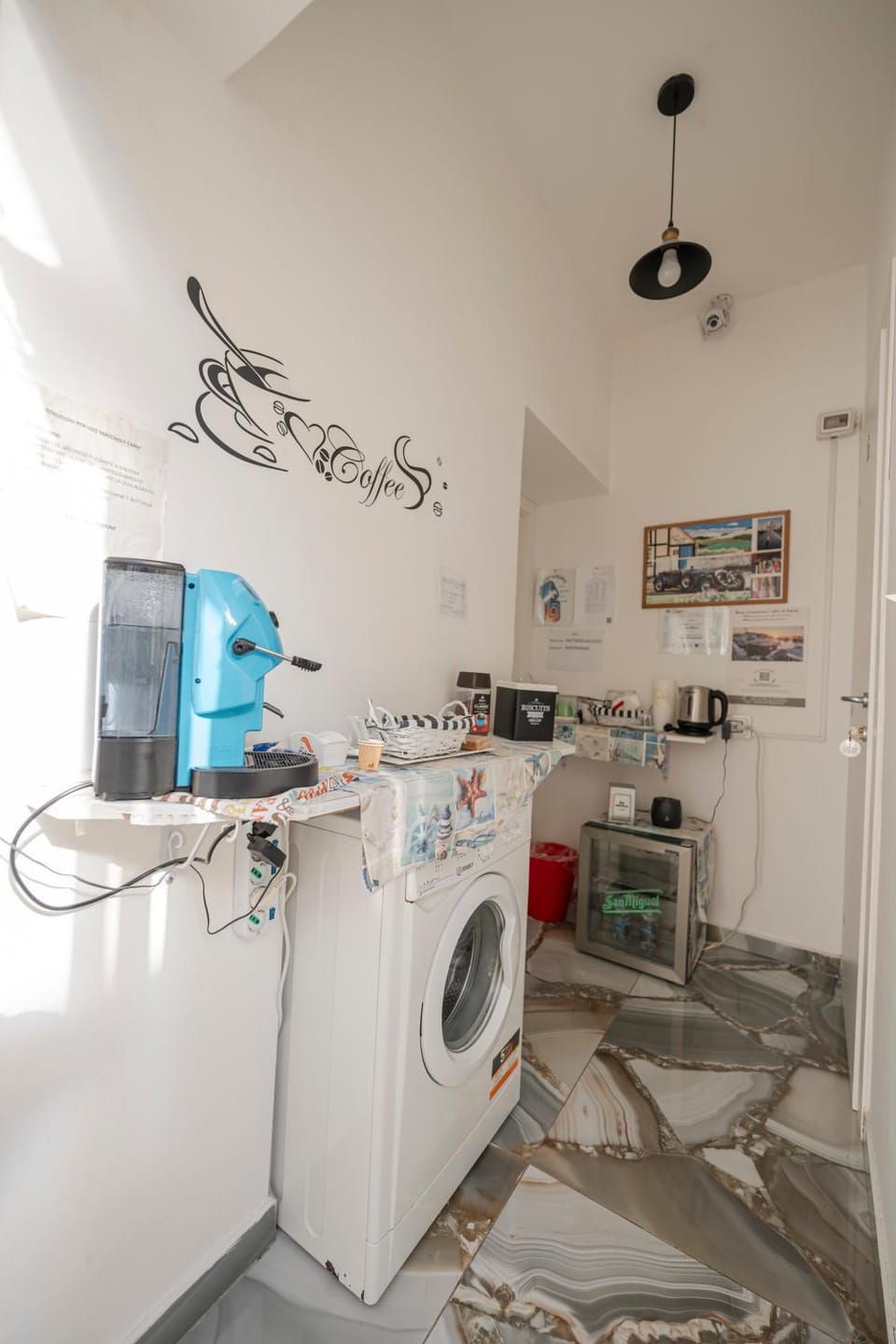 Kitchen or kitchenette, washing machine