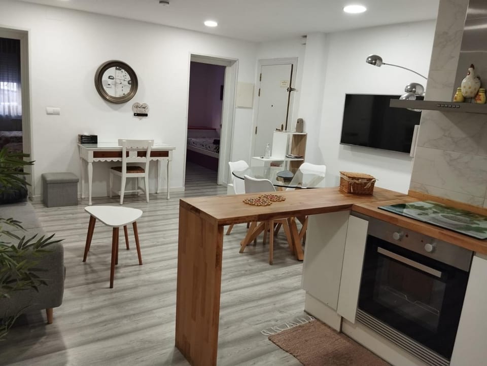 Kitchen or kitchenette, Lounge or bar, minibar, stove, kitchen