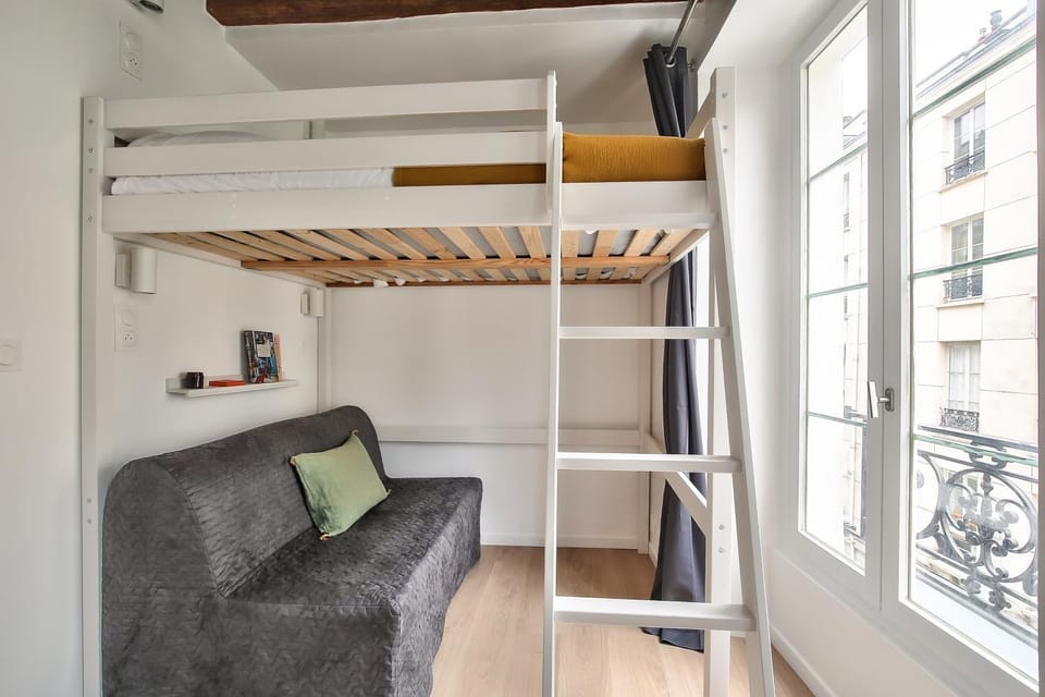 Bed, Seating area